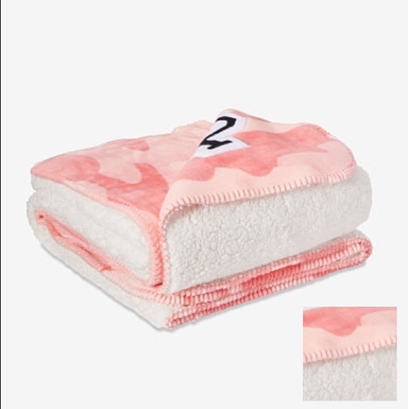 โ๏ธLAST๐VS PINK PINK CAMO LOGO SHERPA BLANKET - Picture 3 of 6